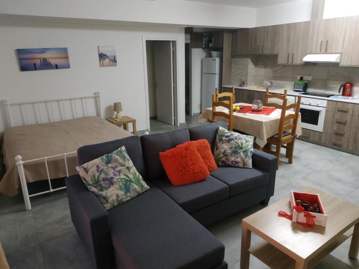Adonis Apartment Paphos ภายนอก รูปภาพ